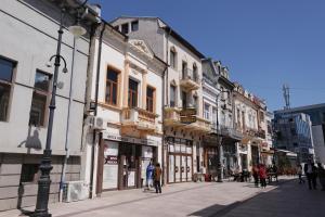克拉约瓦CENTRAL VIEW Craiova的街道上,有建筑和人走在街上