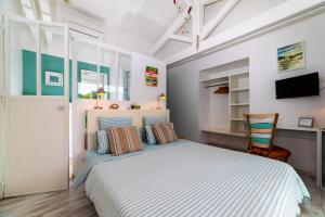 比斯卡罗斯海滩Côte et Dune的一间卧室配有一张大床和一把椅子