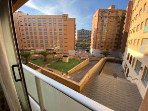 塔拉戈纳Joan XXIII Apartment的从大楼的阳台上可欣赏到风景