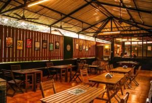 莫尔吉姆Pappi Chulo Morjim的一间空餐厅,配有木桌和椅子