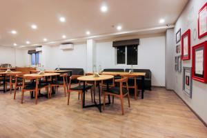 AmeerpetTownhouse RCC Elite的用餐室配有木桌和椅子