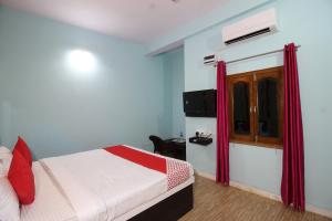 RāmnagarSuper Capital O Hotel Paradise Residency的酒店客房,配有床和电视