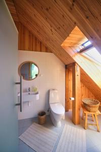 塔尔西Ugunu Dambji的一间带卫生间和木制天花板的浴室