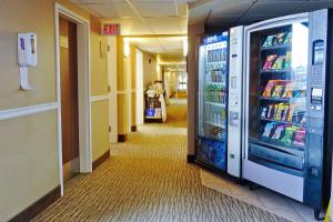 哈利法克斯达特茅斯舒适酒店的医院走廊里的大冰箱