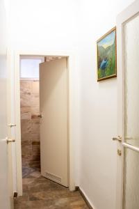 维也纳Family&Friends Apartments Schönbrunn的一间设有白色门和淋浴的浴室