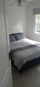 韦斯特布鲁克Blue Largo Sea View的白色卧室内的一张床位,卧室设有窗户