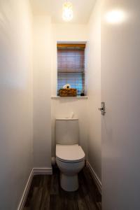 GresfordJane & Julies place的一间带卫生间的浴室,设有窗户和门