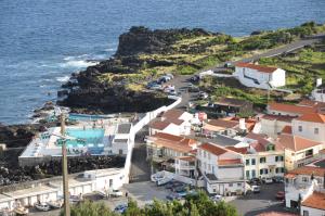 RibeirasCasa da Bicuda的享有小镇的海洋美景