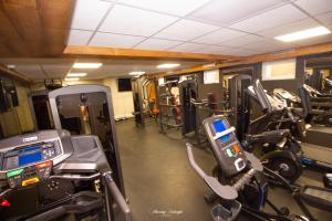 斯塔加德什切青A＆M公寓的健身房设有跑步机和手机