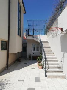 希贝尼克Lovely Suite的一座带楼梯和篮球架的空庭院