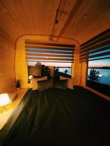 萨拉斯皮尔斯Doles skati的客房设有一张大床和一个窗户。