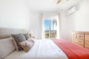贝纳尔马德纳Ap. con vistas panorámicas的白色的卧室设有一张大床和一个窗户