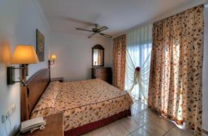 科拉雷侯科拉雷侯拉麦里斯迈酒店的一间卧室配有床和带窗帘的窗户
