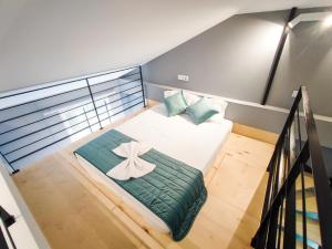 丰沙尔Social Lodge - Happiness的小卧室配有一张带鲜花的床