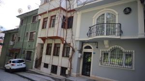 YıldırımCozy Home Next to Green Mosque的前面有停车位的建筑