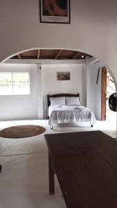 阿廷斯Casa Serena的白色卧室配有床和桌子