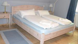 普特布斯Altes Waschhaus Krakvitz的床上有2个枕头
