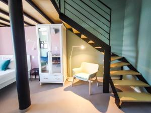 丰沙尔Social Lodge - Happiness的客房设有楼梯、椅子和镜子