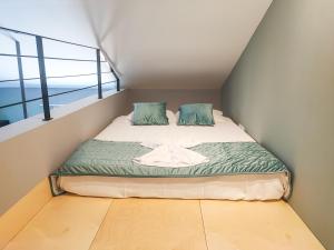 丰沙尔Social Lodge - Happiness的窗户客房内的小床