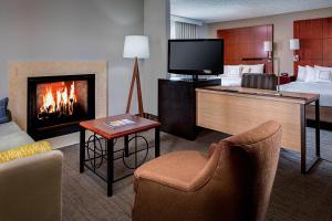 欧文达拉斯拉斯科利纳斯旅居酒店的酒店客房设有壁炉和电视。