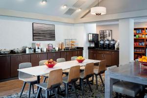欧文达拉斯拉斯科利纳斯旅居酒店的一间带桌椅的用餐室和一间厨房