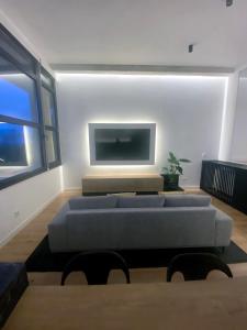 奥莱罗斯Nomads Hosting Alojamientos的带沙发和平面电视的客厅