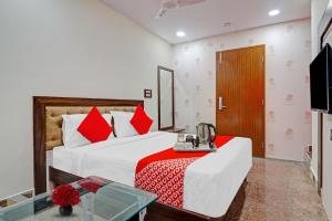 海得拉巴Heavens Inn Near Rasoolpura metro station的酒店客房,配有床和电视
