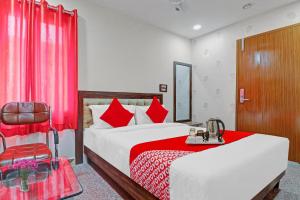 海得拉巴Heavens Inn Near Rasoolpura metro station的酒店客房 - 带两张带红色枕头的床