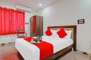 海得拉巴Heavens Inn Near Rasoolpura metro station的一间卧室配有一张带红色毯子的床