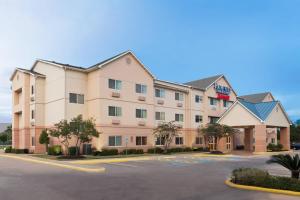 休斯顿Fairfield by Marriott Inn & Suites Houston North/Cypress Station的停车场酒店 ⁇ 染