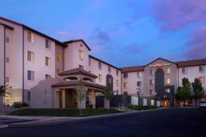 阿尔伯克基TownePlace Suites by Marriott Albuquerque Airport的酒店前方的 ⁇ 染