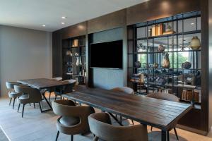 梅德福TownePlace Suites by Marriott Boston Medford的一间带2张桌子和椅子的用餐室