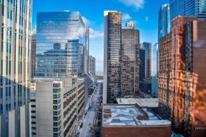 芝加哥Aloft Chicago Mag Mile的城市景观,拥有许多高高的建筑