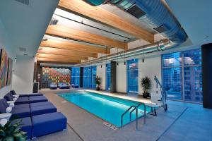 芝加哥Aloft Chicago Mag Mile的一座游泳池,位于一栋大楼的房间里