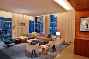 芝加哥Aloft Chicago Mag Mile的带沙发、椅子和窗户的客厅