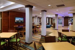 纽瓦克纽瓦克自由国际机场万豪费尔菲尔德套房酒店的一间带桌椅和柱子的用餐室