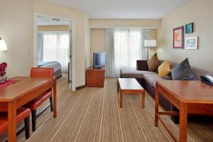 斯塔福德Residence Inn Houston Sugar Land/Stafford的带沙发的客厅和带沙发床的房间
