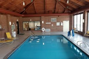 宾厄姆顿Fairfield Inn by Marriot Binghamton的一座大型游泳池,位于一座带大型游泳池的建筑中
