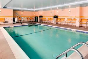 海恩尼斯费尔菲尔德万豪凯普科德角海恩尼斯旅馆和套房的一个带桌椅的大型游泳池