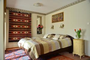 克拉科夫纳德鲁达瓦住宿加早餐公寓酒店的一间卧室配有一张床和一个梳妆台