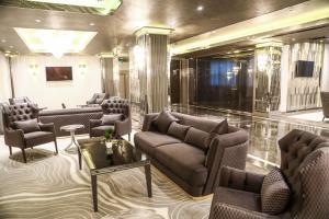 巴库Iris Hotel Baku - Halal Hotel的大堂配有沙发、椅子和桌子