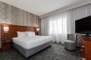 康科德康科德夏洛特万怡酒店的配有一张床和一台平面电视的酒店客房