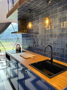 奥特罗Stay Classy - Domes的厨房配有水槽和台面