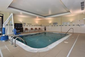康科德康科德夏洛特万怡酒店的大楼内的大型游泳池