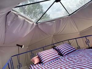 奥特罗Stay Classy - Domes的帐篷内的一张床位,上面有两个枕头