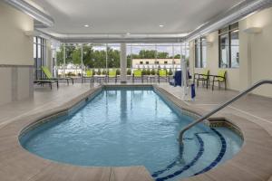 卡尔施塔特SpringHill Suites by Marriott East Rutherford Meadowlands Carlstadt的一座大楼中央的游泳池