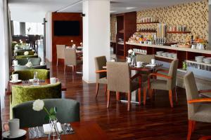 亚的斯亚贝巴斯亚贝巴万豪行政公寓亚 的一间带桌椅的餐厅和一间酒吧