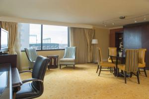 巴尔的摩巴尔的摩坎登球场内港万豪酒店的酒店客房配有桌椅