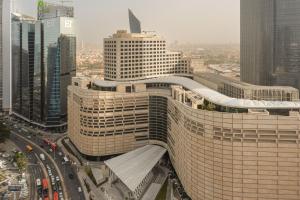科威特Marriott Executive Apartments Kuwait City的城市中心一座大建筑