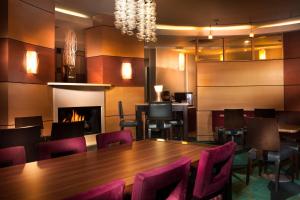格雷普韦恩达拉斯机场北/格雷普韦恩春季山丘套房酒店的一间带桌椅和壁炉的用餐室